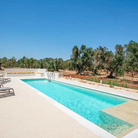 Smeraldo With Private Pool And Stone Vaults *