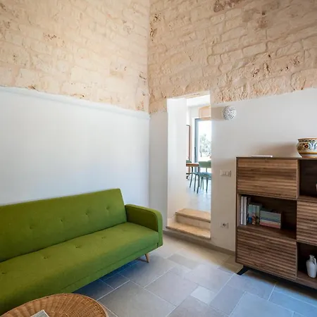 Smeraldo With Private Pool And Stone Vaults *