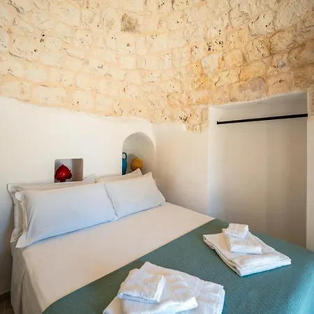 Smeraldo With Private Pool And Stone Vaults Βίλα