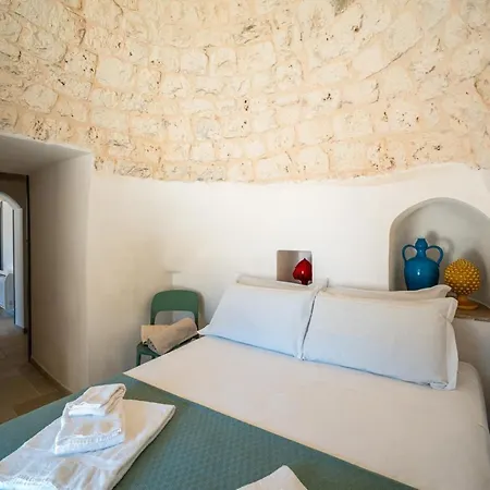 Smeraldo With Private Pool And Stone Vaults *